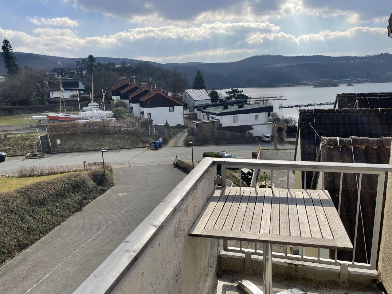 Gemutliche 93M2Fewo Mit 2 Schlafzimmern Und Seitlichem Seeblick Vom Balkon Scheid  Buitenkant foto